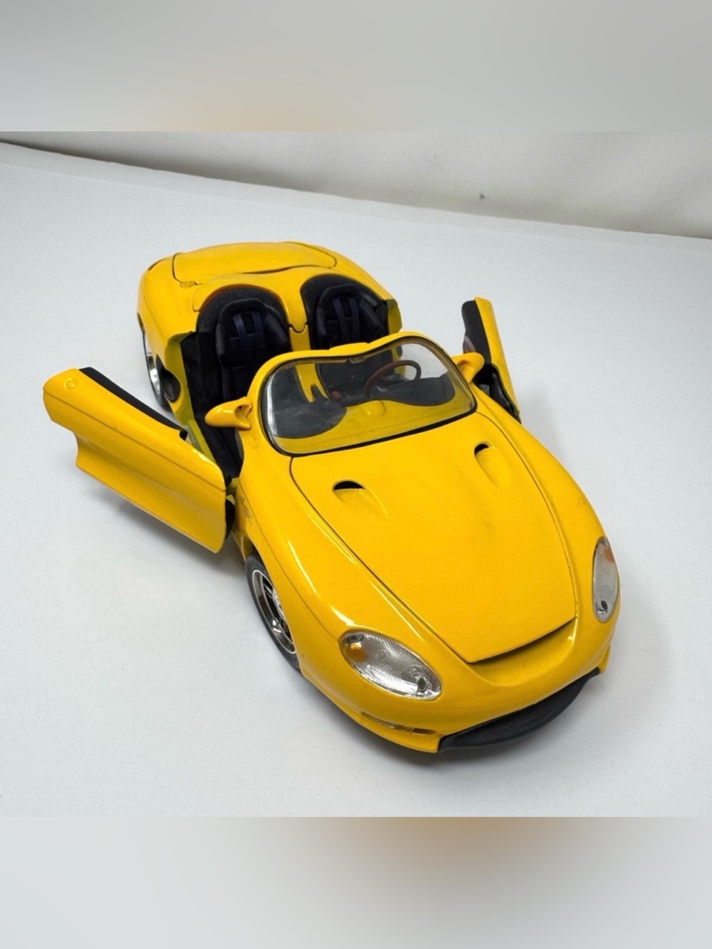 MAISTO yellow Mustang Mach III scale 1/18